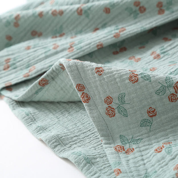 Kimono de nuit femme en gaze de coton floral, léger et fluide, idéal pour se détendre à la maison avec style.