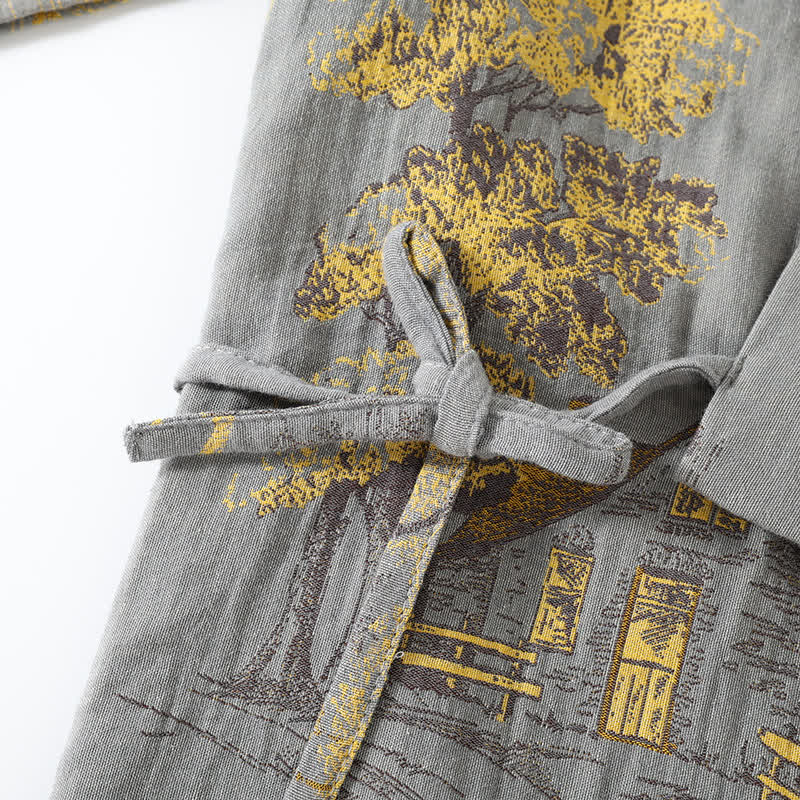 Homme portant un pyjama kimono gris clair en coton léger, parfait pour la détente à la maison ou comme ensemble de nuit respirant.