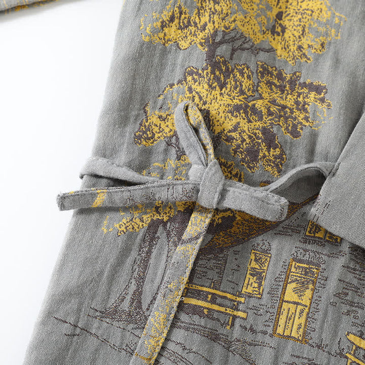 Homme portant un pyjama kimono gris clair en coton léger, parfait pour la détente à la maison ou comme ensemble de nuit respirant.