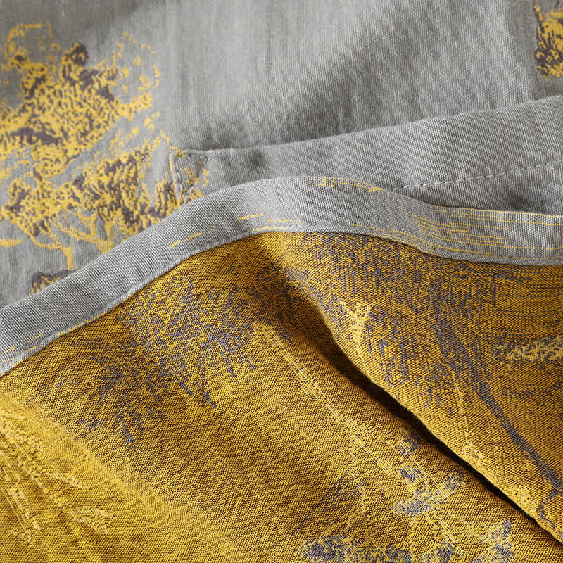 Haut de pyjama kimono et pantalon léger en coton gris clair pour homme, motif paysage neutre, confort supérieur.