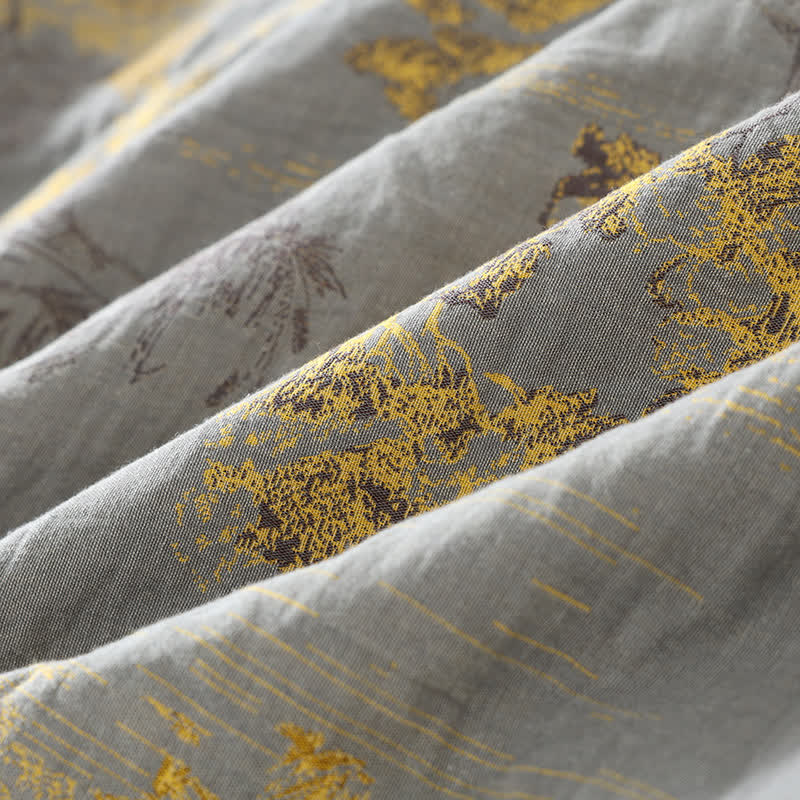 Coton respirant pour ce pyjama kimono homme 2 pièces léger gris clair, motif paysage, idéal pour un sommeil confortable.