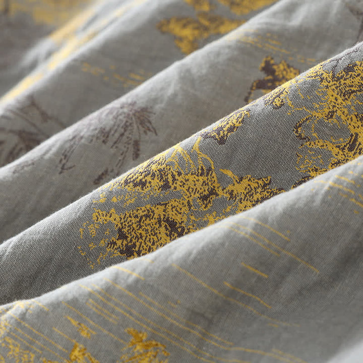 Coton respirant pour ce pyjama kimono homme 2 pièces léger gris clair, motif paysage, idéal pour un sommeil confortable.