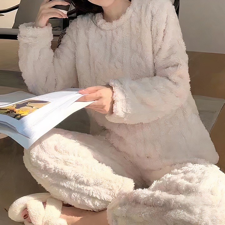 Pyjama femme polaire, très chaud et confortable. Idéal pour passer l'hiver au chaud avec style et douceur.