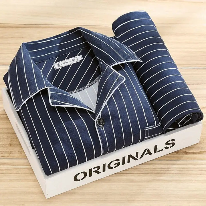 Pyjama homme rayé confortable pour la détente à la maison. Vêtement de nuit doux et élégant.