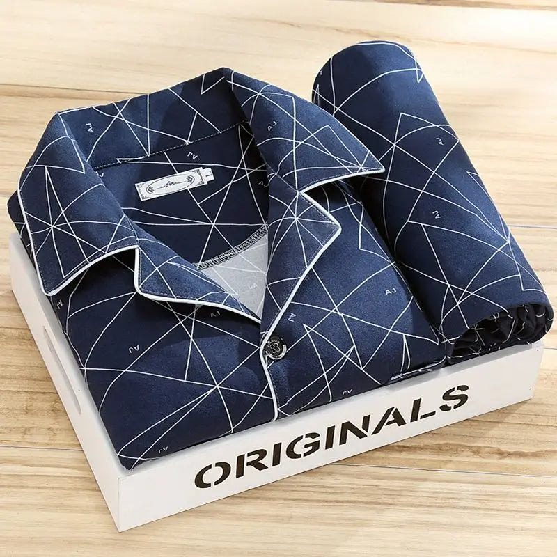 Ensemble pyjama homme rayé élégant. Idéal pour le confort et le style à la maison.