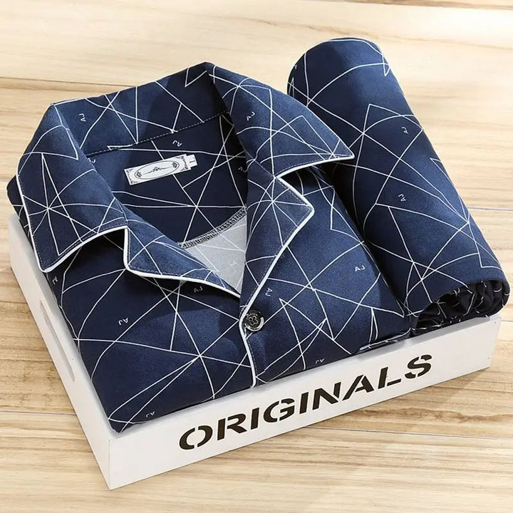 Ensemble pyjama homme rayé élégant. Idéal pour le confort et le style à la maison.