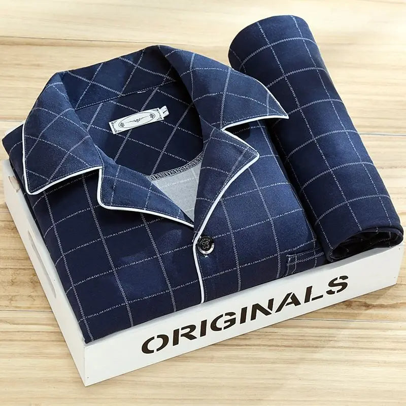 Pyjama homme rayé classique et confortable. Ensemble élégant pour vos nuits et moments détente.