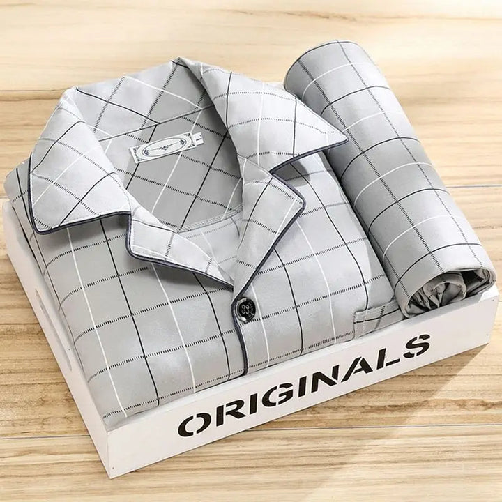Détail du motif rayé du pyjama homme. Confortable et élégant, un ensemble idéal pour se détendre.