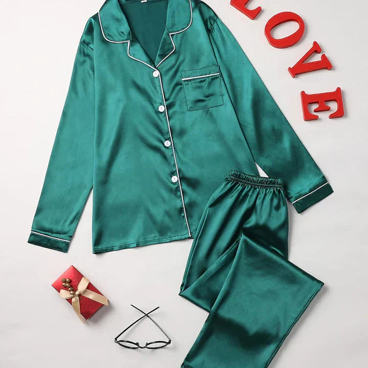 Pyjama satin femme, élégant et confortable.  Coupe ample, tissu soyeux.  Parfait pour se détendre.