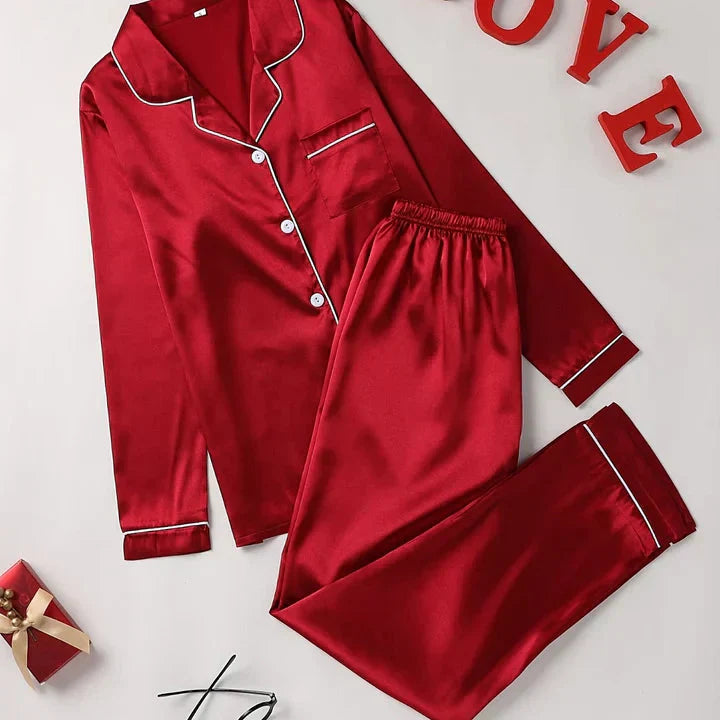 Pyjama satin femme, élégant et confortable.  Coupe ample, tissu soyeux.  Parfait pour se détendre.