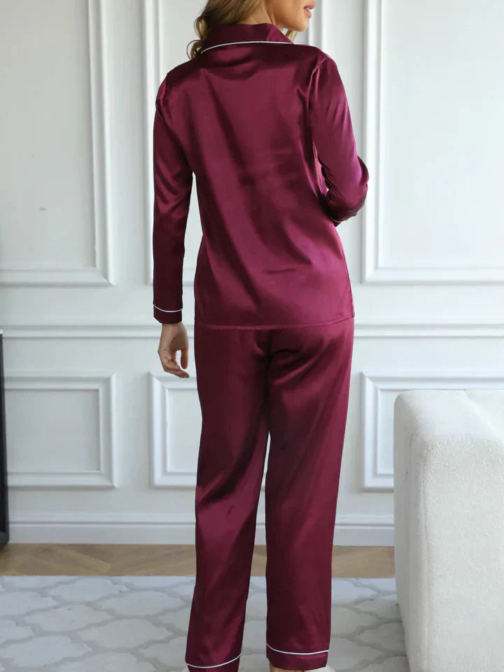 Pyjama satin femme, élégant et confortable.  Coupe ample, tissu soyeux.  Parfait pour se détendre.