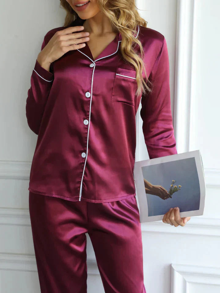 Pyjama satin femme, élégant et confortable.  Coupe ample, tissu soyeux.  Parfait pour se détendre.