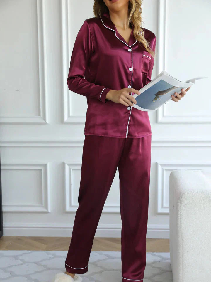 Pyjama satin femme, élégant et confortable.  Coupe ample, tissu soyeux.  Parfait pour se détendre.