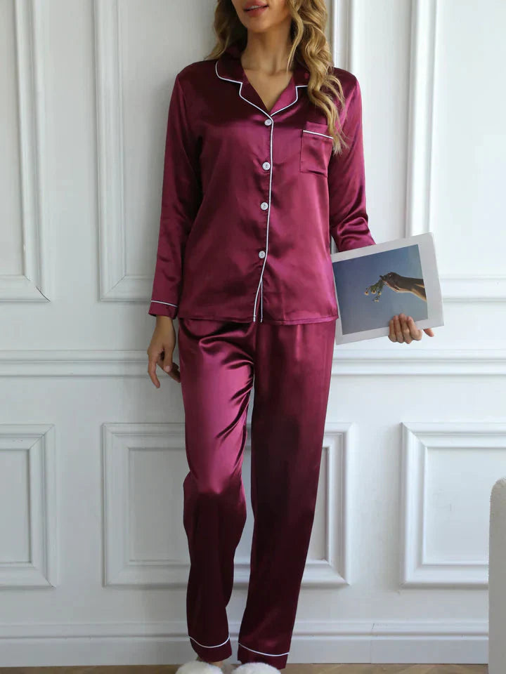 Pyjama satin femme, élégant et confortable.  Coupe ample, tissu soyeux.  Parfait pour se détendre.