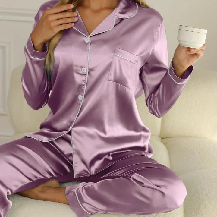 Pyjama satin femme, élégant et confortable.  Coupe ample, tissu soyeux.  Parfait pour se détendre.