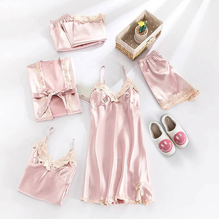 Pyjama satin femme élégant avec dentelle, ensemble nuit soyeux pour confort et style.