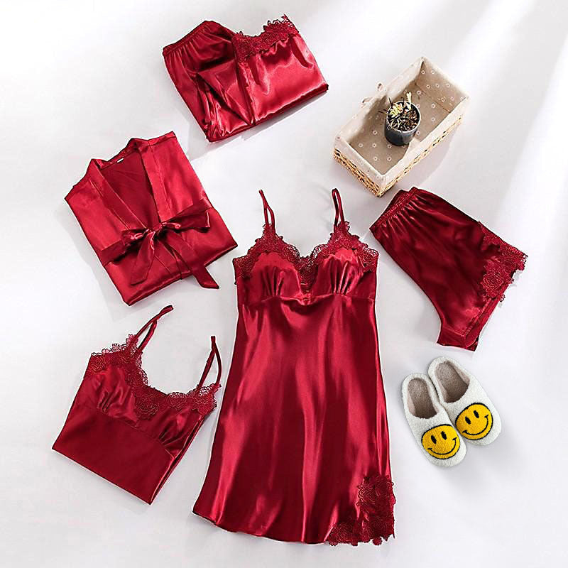 Pyjama femme en satin soyeux et doux, parfait pour des nuits confortables et élégantes.