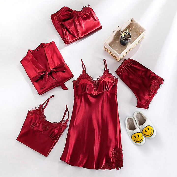 Pyjama femme en satin soyeux et doux, parfait pour des nuits confortables et élégantes.