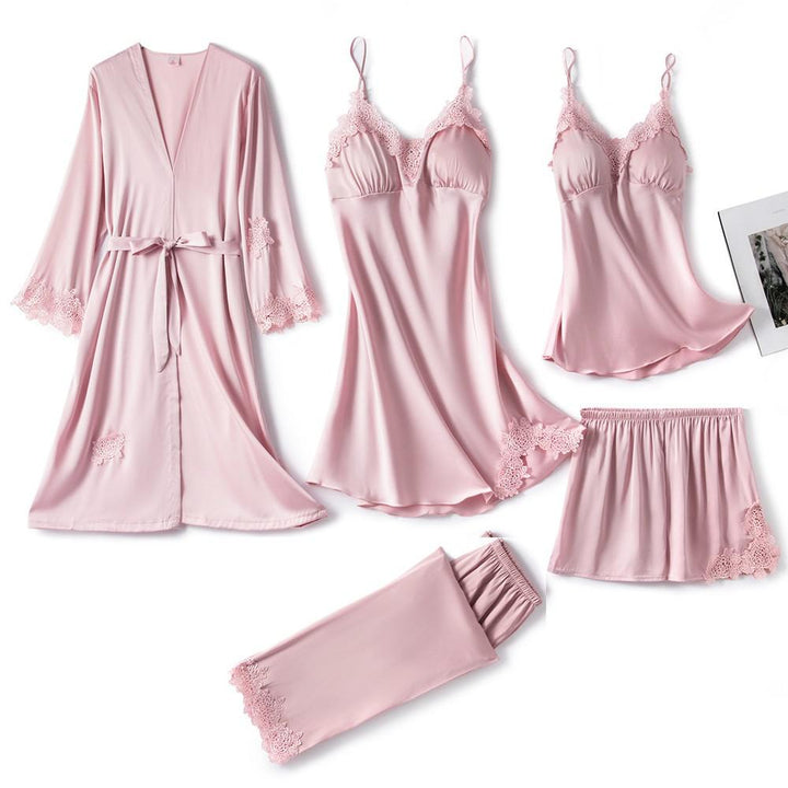 Pyjama soie femme élégant. Chemise boutonnée et pantalon assorti. Soie douce et légère pour un confort optimal.
