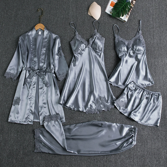 Pyjama soie femme élégant. Chemise boutonnée et pantalon assorti. Soie douce et légère pour un confort optimal.