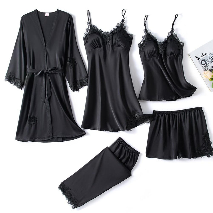 Pyjama soie femme élégant. Chemise boutonnée et pantalon assorti. Soie douce et légère pour un confort optimal.