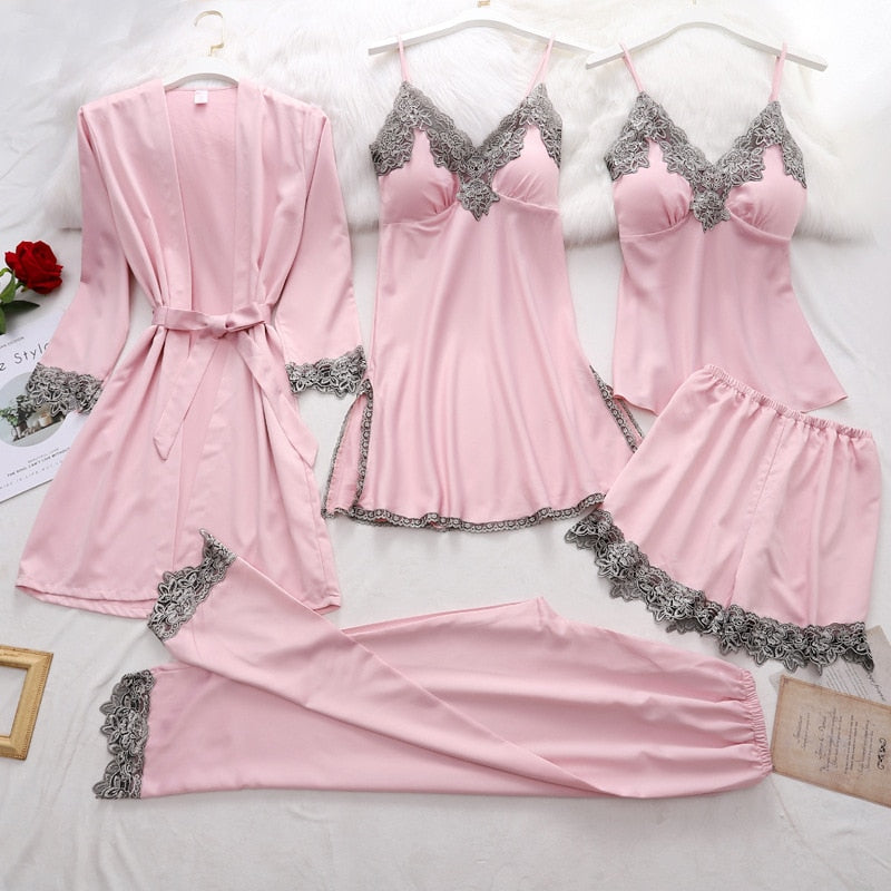 Pyjama soie femme élégant. Chemise boutonnée et pantalon assorti. Soie douce et légère pour un confort optimal.