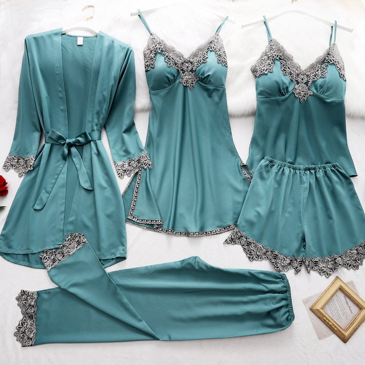 Pyjama soie femme élégant. Chemise boutonnée et pantalon assorti. Soie douce et légère pour un confort optimal.