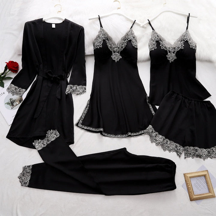 Pyjama soie femme élégant. Chemise boutonnée et pantalon assorti. Soie douce et légère pour un confort optimal.