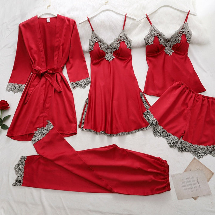 Pyjama soie femme élégant. Chemise boutonnée et pantalon assorti. Soie douce et légère pour un confort optimal.