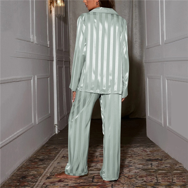 Pyjama soie femme élégant et confortable.  Matière luxueuse, coupe soignée.  Parfait pour une nuit paisible.