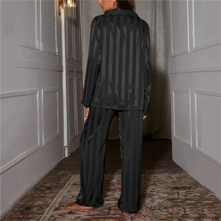 Pyjama soie femme élégant et confortable.  Matière luxueuse, coupe soignée.  Parfait pour une nuit paisible.