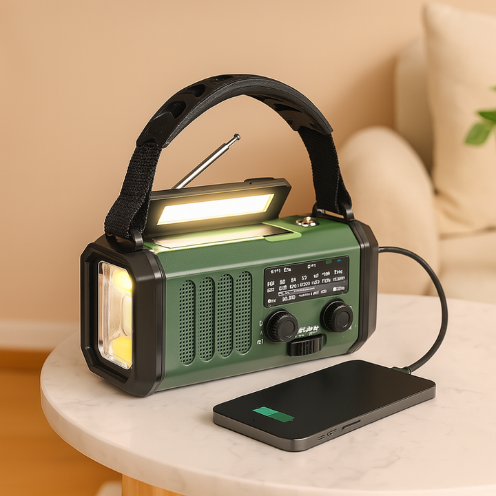 "Radio d'urgence solaire 10000 mAh, AM/FM, lampe LED, recharge solaire/manivelle/USB, alarme SOS intégrée, vue de face."