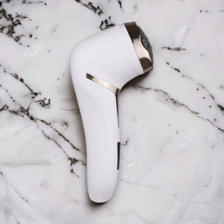 Râpe à pieds électrique blanche, rechargeable, douce pour la peau, élimine les callosités efficacement, soins pieds lisses.