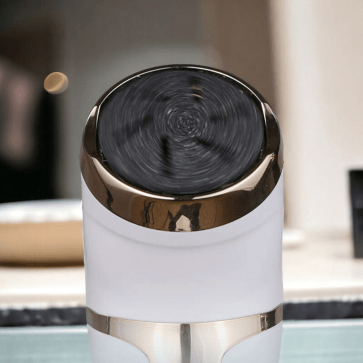 Râpe à pieds électrique blanche, rechargeable, douce pour la peau, élimine les callosités efficacement, soins pieds lisses.