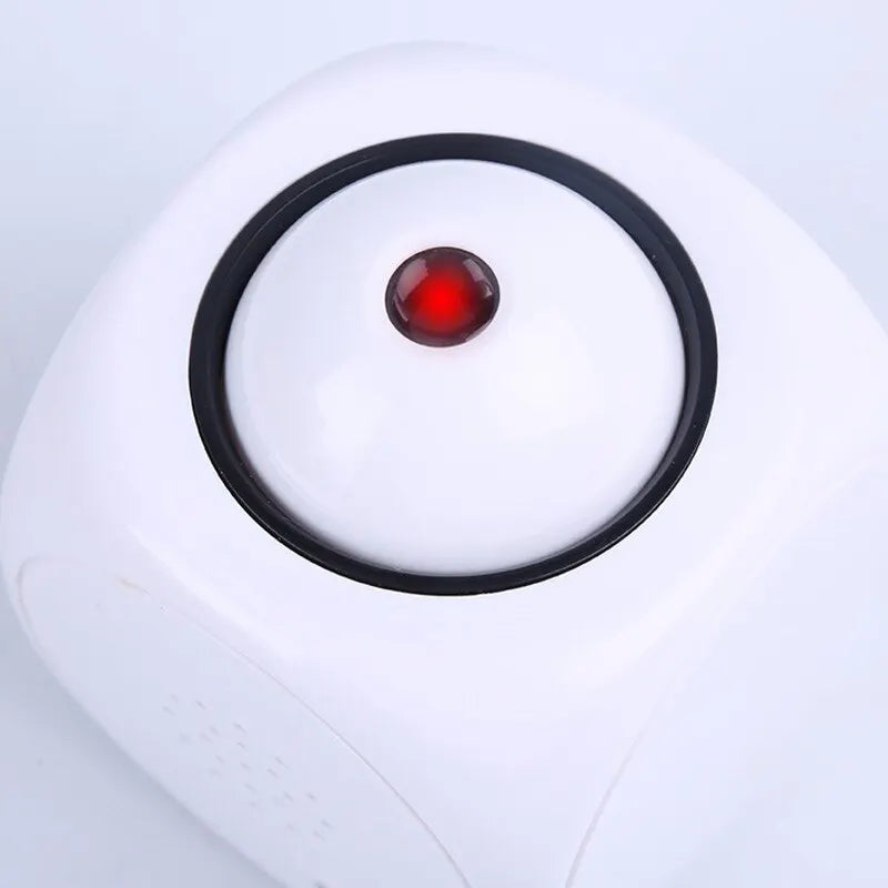"Réveil numérique LED avec projection ajustable, design épuré noir, affichage clair pour chambre moderne."