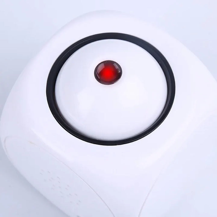 "Réveil numérique LED avec projection ajustable, design épuré noir, affichage clair pour chambre moderne."