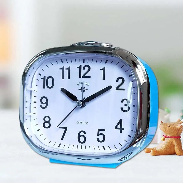 Réveil silencieux lumineux, design moderne, fonction snooze.  Parfait pour une nuit paisible.