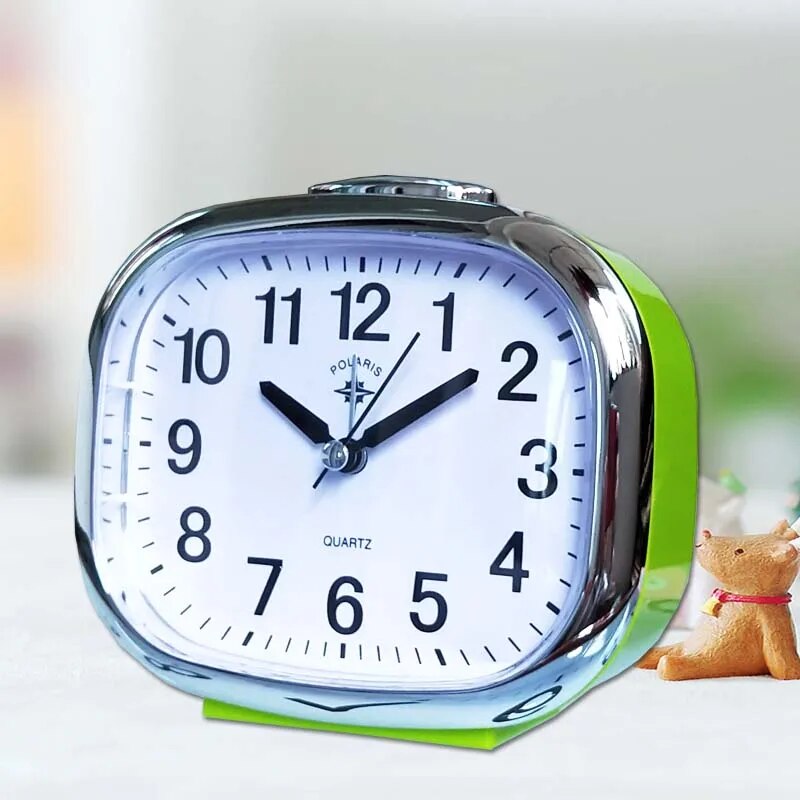 Réveil silencieux lumineux, design moderne, fonction snooze.  Parfait pour une nuit paisible.