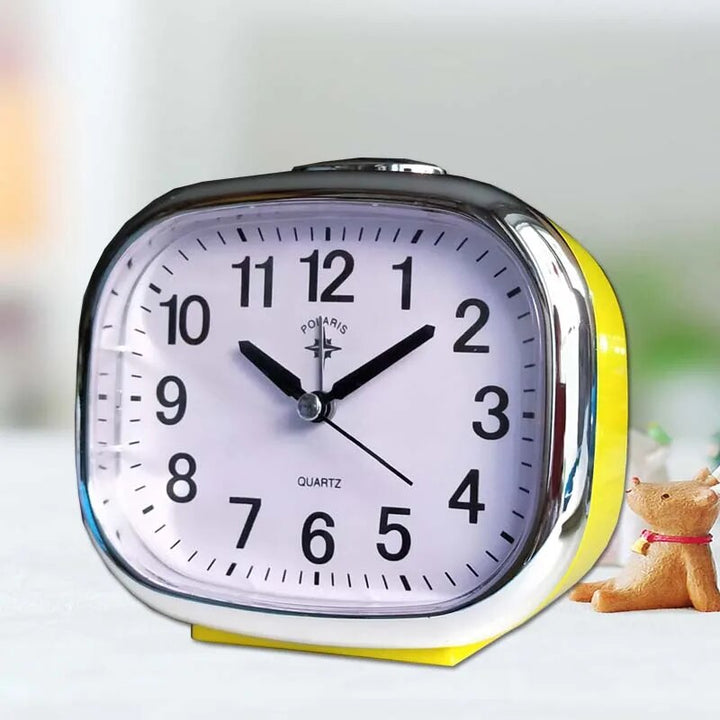 Réveil silencieux lumineux, design moderne, fonction snooze.  Parfait pour une nuit paisible.