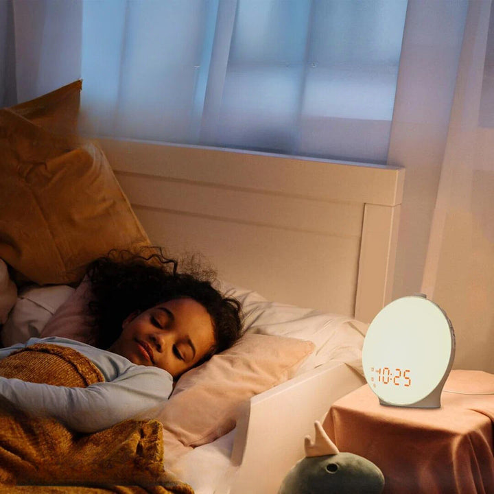 "Réveil simulateur soleil LumiRise éclairage doux réglable design épuré pour un réveil naturel et paisible dans la chambre"