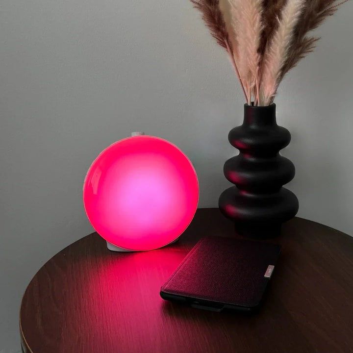 "Réveil simulateur soleil LumiRise éclairage doux réglable design épuré pour un réveil naturel et paisible dans la chambre"