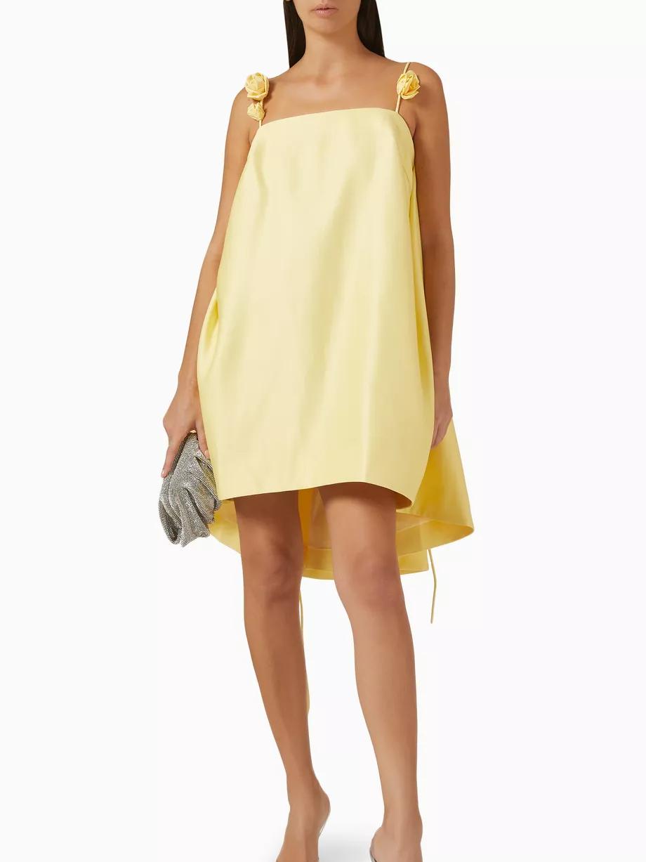 Robe A-Line élégante avec bretelles roses 3D, ourlet taille haute, silhouette captivante pour occasions spéciales ou décontra