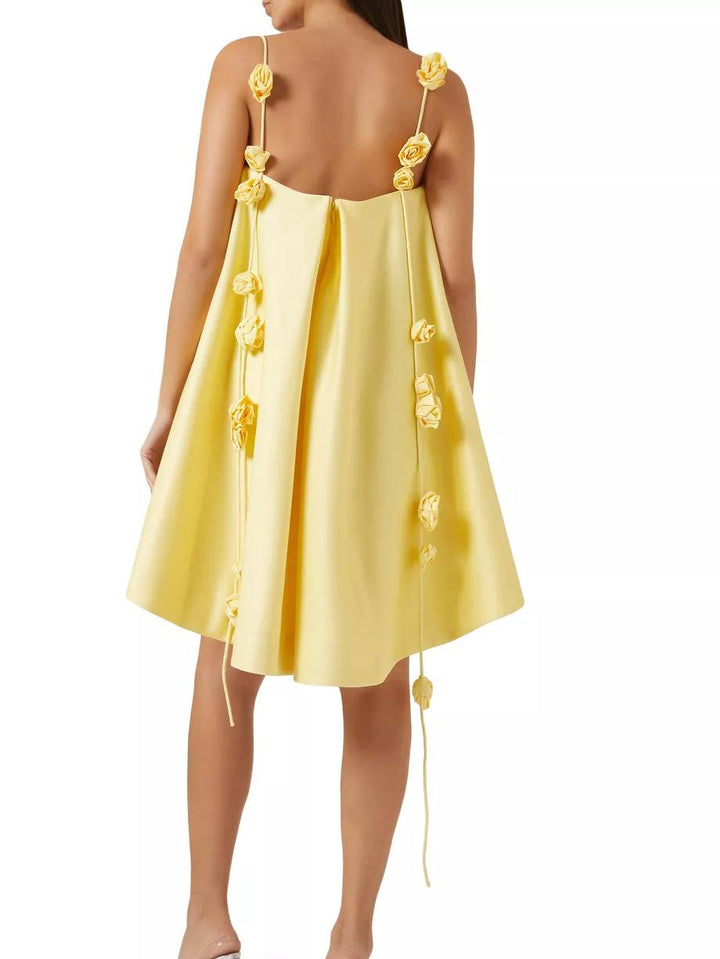 Robe A-Line élégante avec bretelles roses 3D, ourlet taille haute, silhouette captivante pour occasions spéciales ou décontra