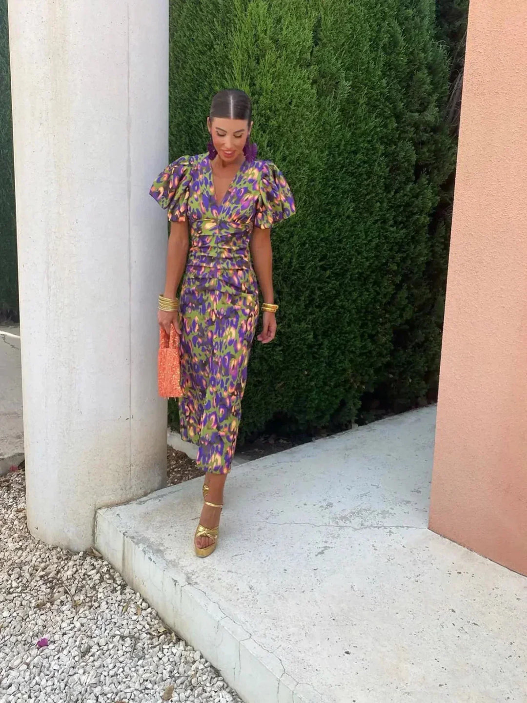 "Robe Alice féminine chic, manches bouffantes imprimées élégantes, silhouette flatteuse, style audacieux et raffiné."