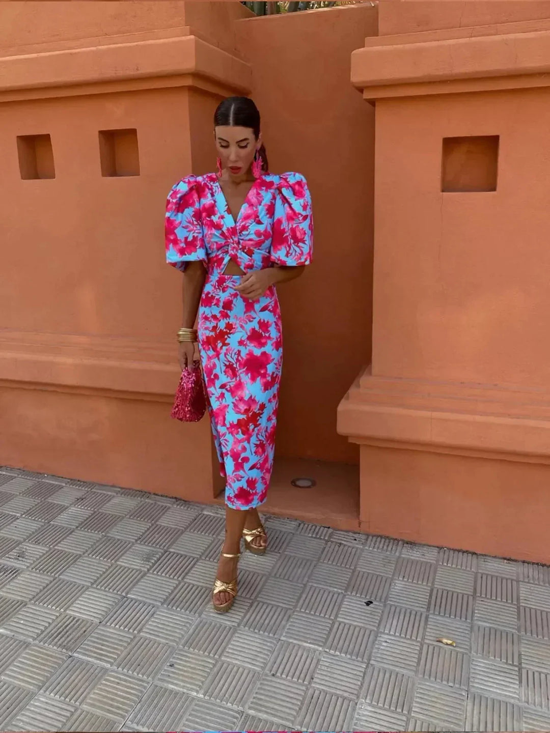 "Robe Alice féminine chic, manches bouffantes imprimées élégantes, silhouette flatteuse, style audacieux et raffiné."
