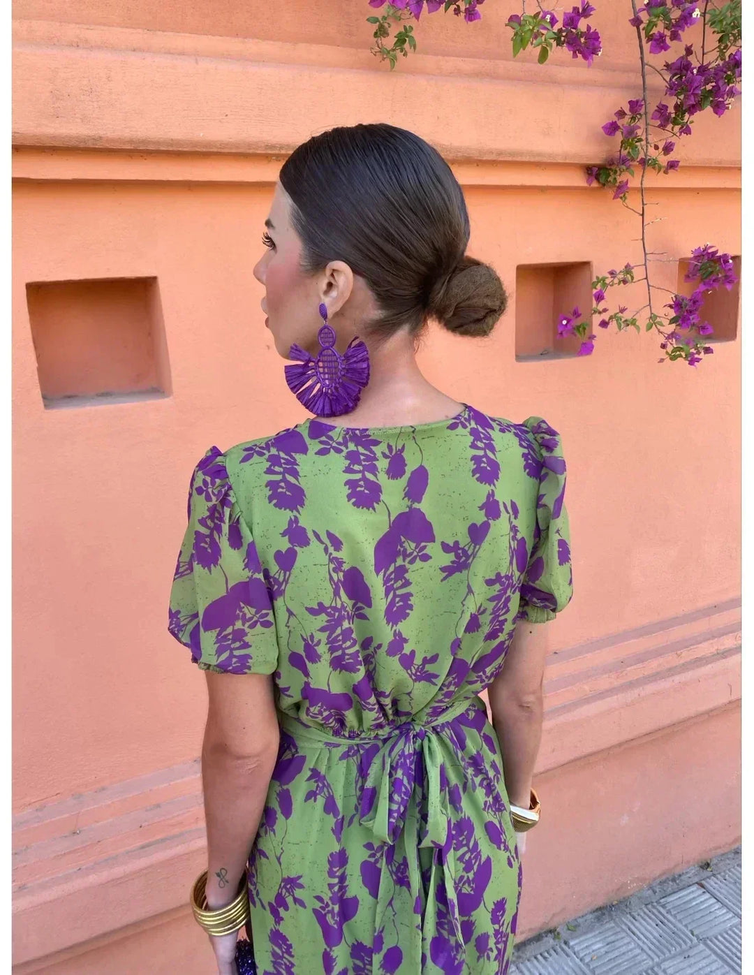 Robe Amalia fluide et tendance pour femmes, coupe chic pour un look sophistiqué et facile à porter.