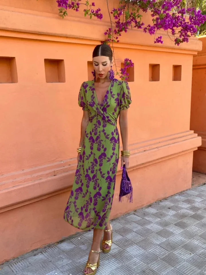 Robe Amalia verte élégante pour femmes, vêtement mode chic et confortable, parfait pour toutes saisons.