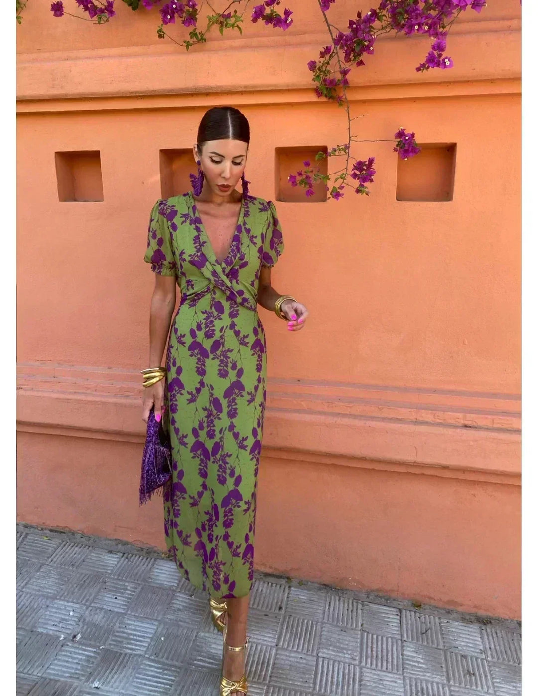 Robe Amalia femmes, modèle confortable et chic, parfaite pour un look polyvalent et moderne.