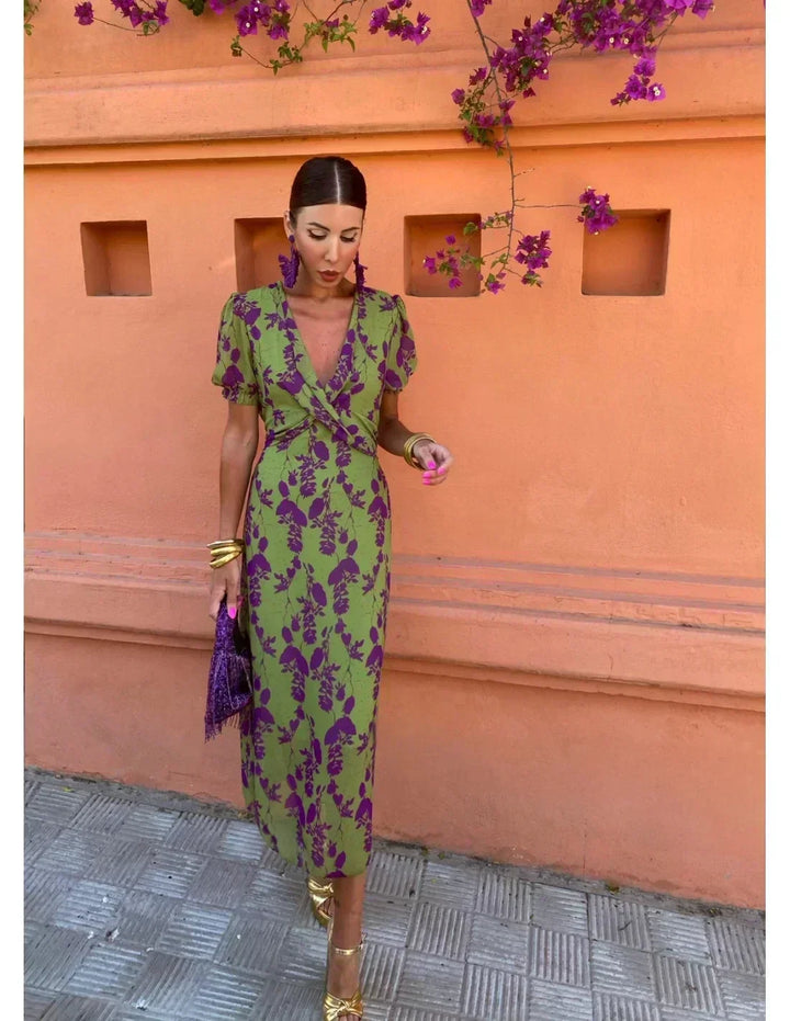Robe Amalia femmes, modèle confortable et chic, parfaite pour un look polyvalent et moderne.