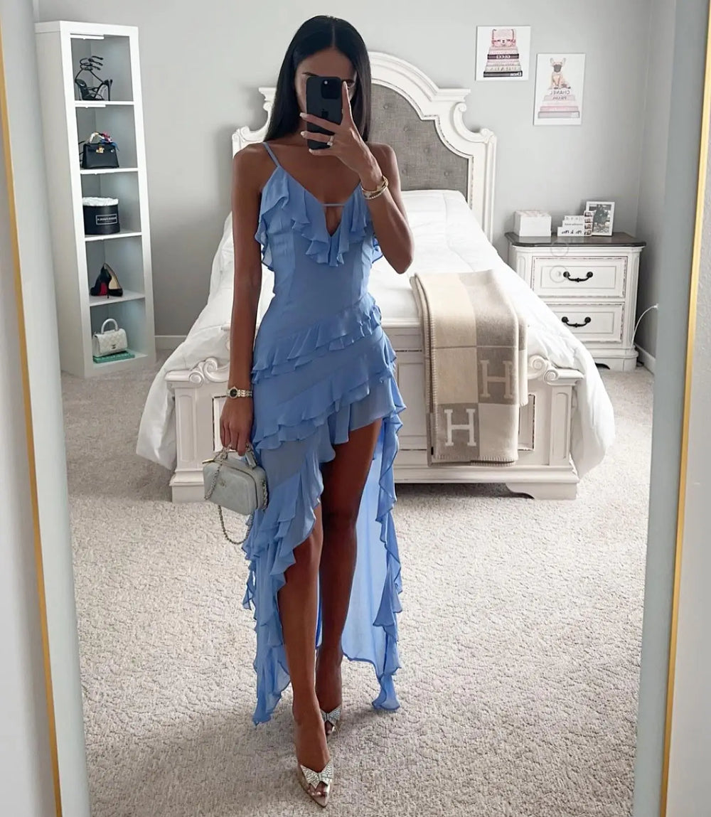 Robe asymétrique élégante avec volants, tissu léger, fente latérale, idéale pour occasions spéciales.